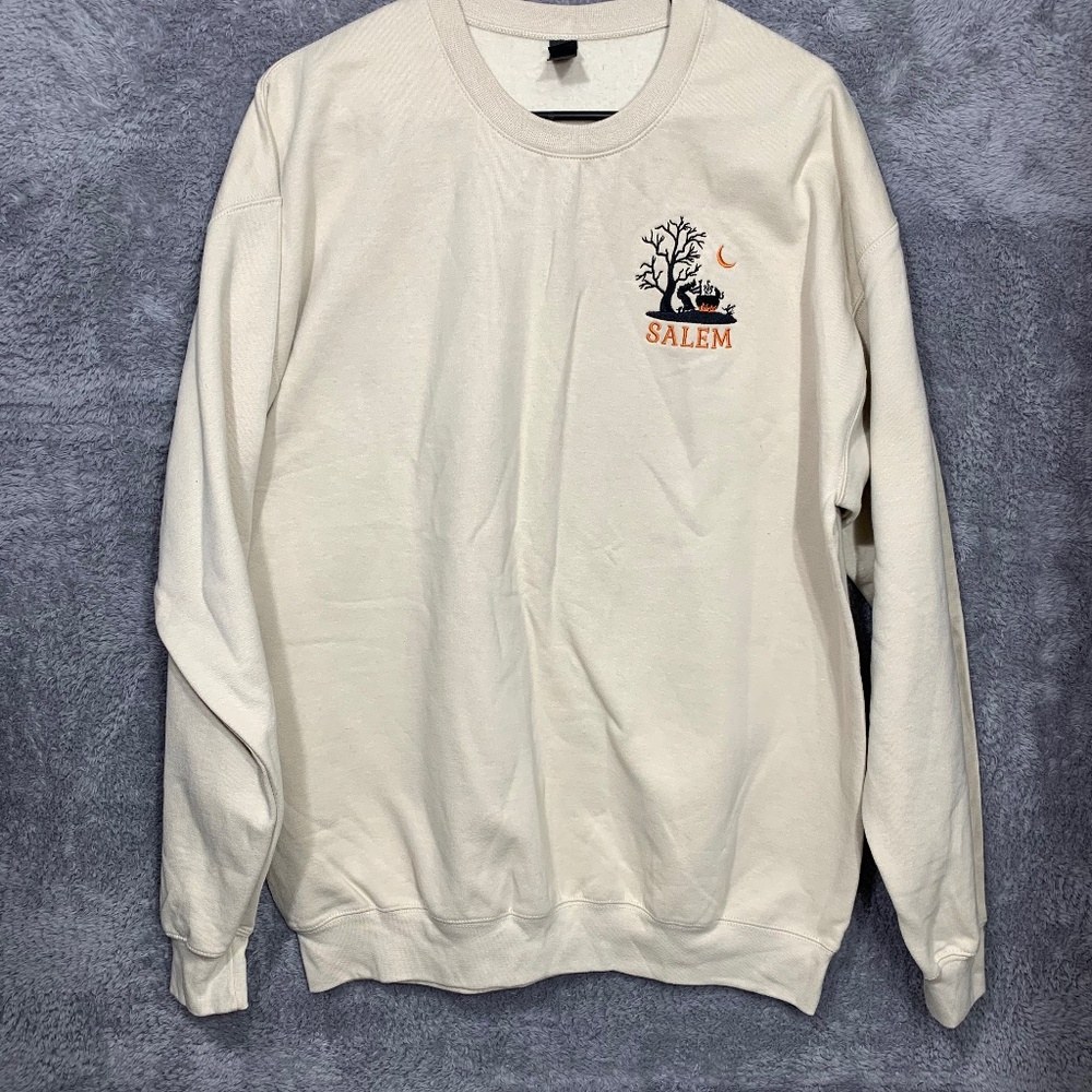 Gildan Salem Witch‎ Halloween Sweatshirt Unisex Large Cream Embroidered Crewneck